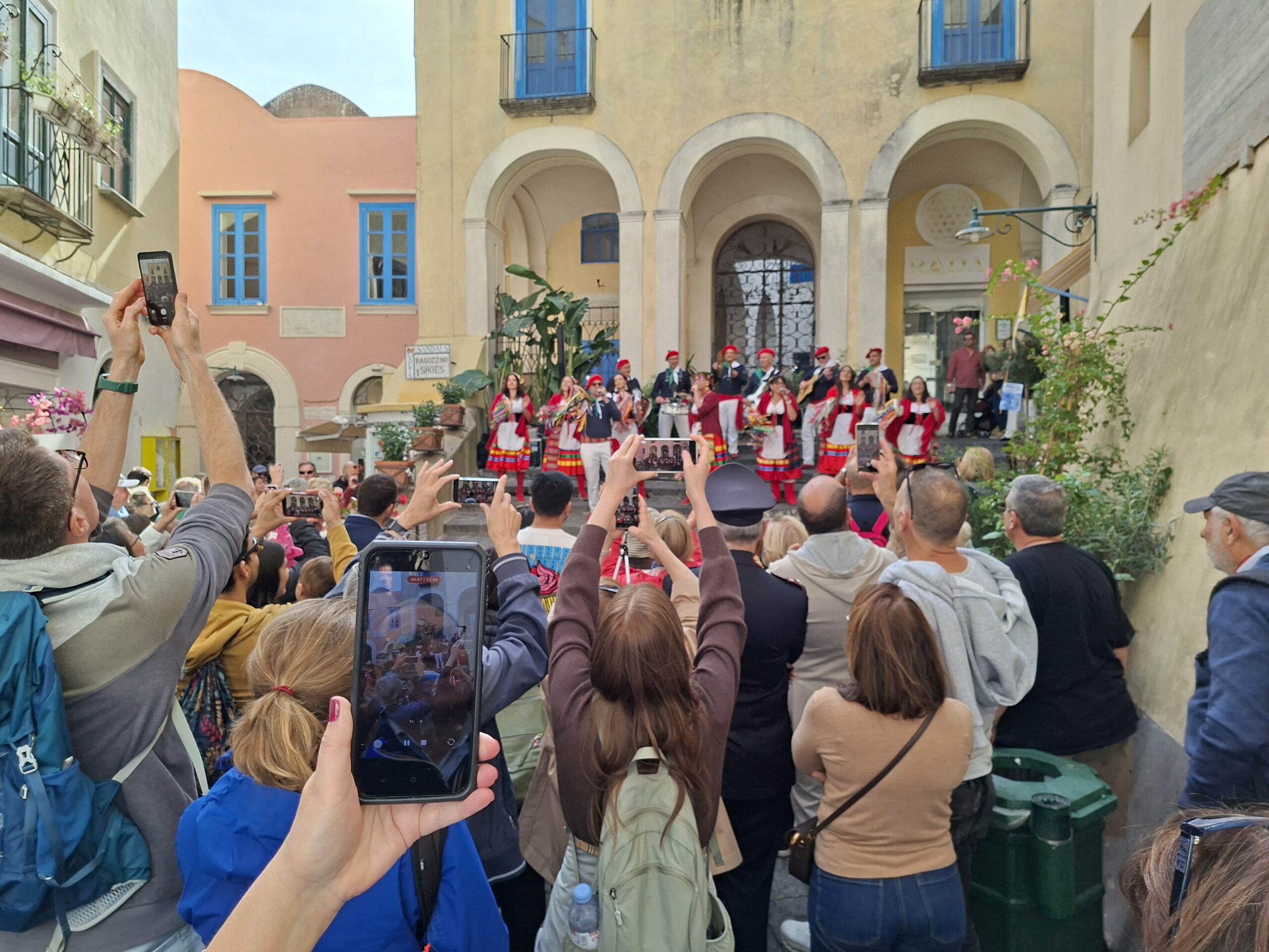 Festa al borgo di Santa Teresa, l’esibizione del gruppo Scialapopolo (photogallery e video)