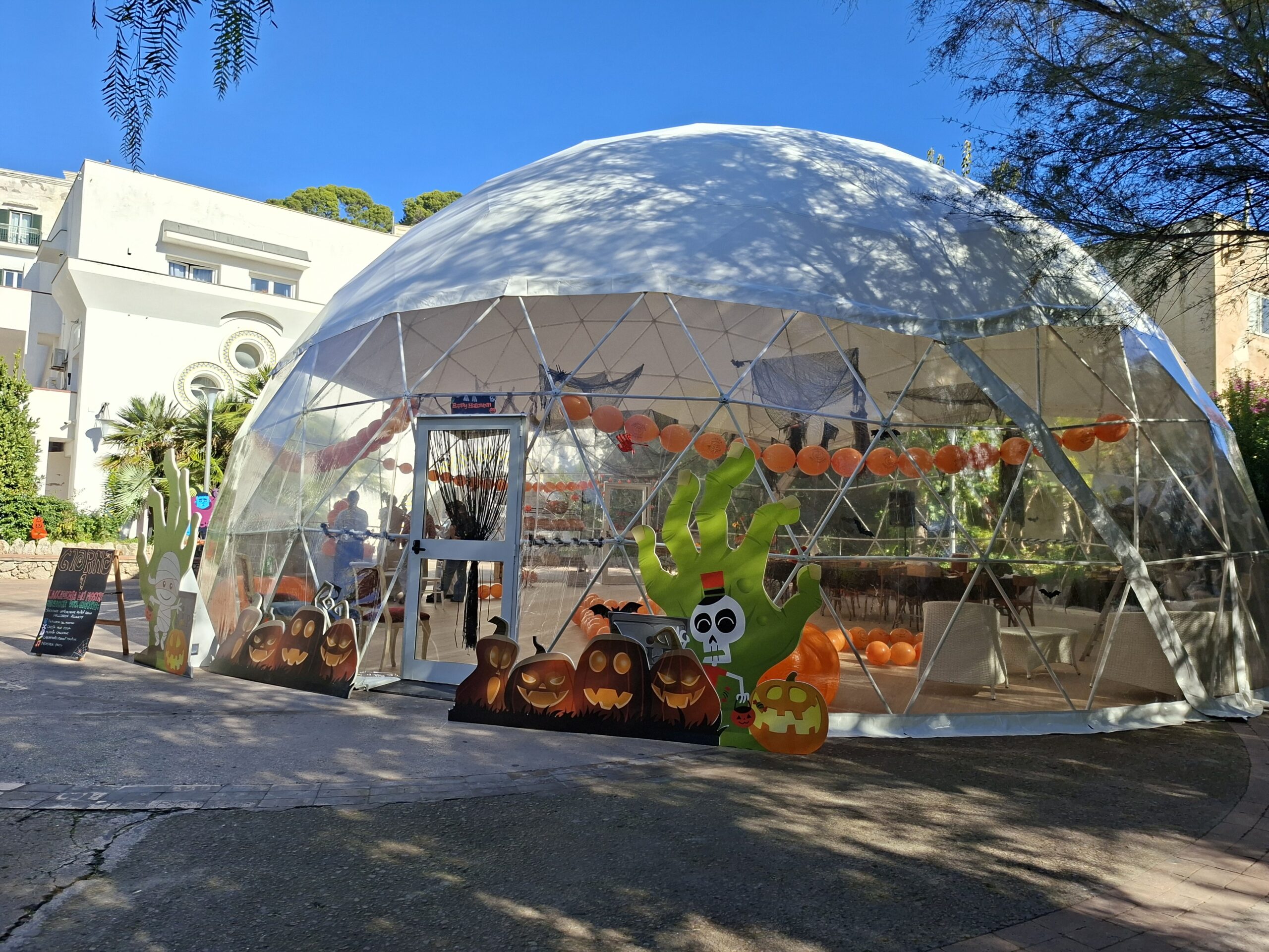 Installata la cupola geodetica nei giardini della flora caprense