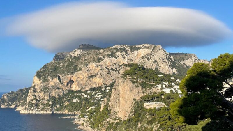 Foto curiosità del giorno: un nuvolone lenticolare “guarda” dall’alto l’isola