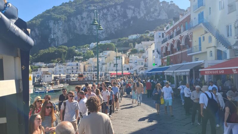 Turismo, ottobre con il pienone. Domenica a Capri: il video girato a Marina Grande