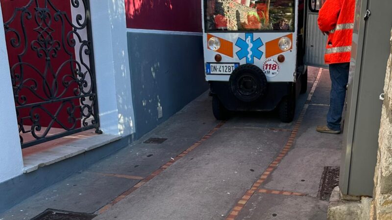 Tragedia a Capri: turista muore in strada