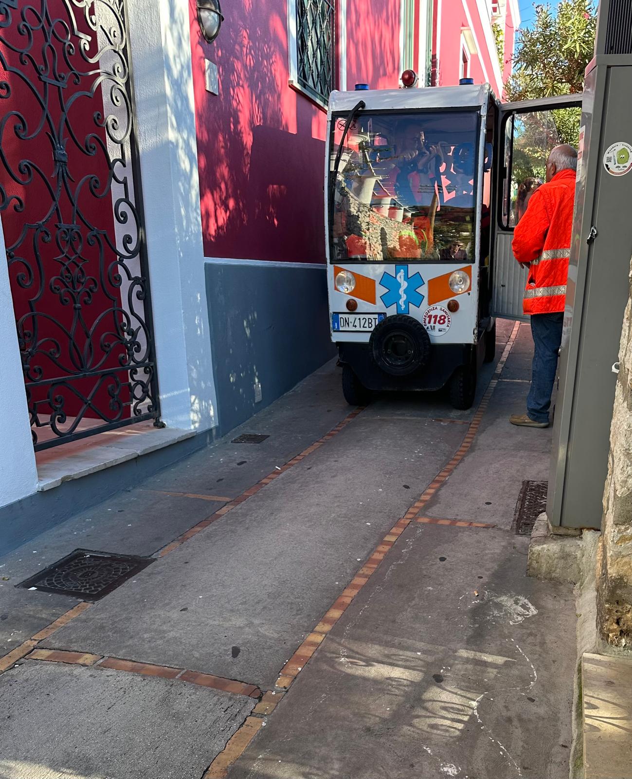 Tragedia a Capri: turista muore in strada