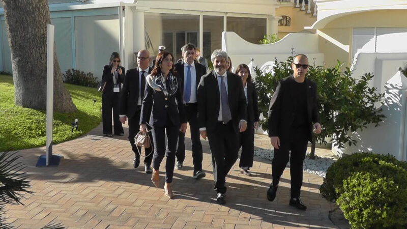 Il presidente della Campania Fico a Capri. Giovani, lavoro e sanità, ecco cosa ha detto (video)