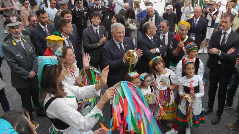 Tajani con il tamburello in Piazzetta, siparietto canoro a sorpresa con il gruppo folk Bella Capri (video)