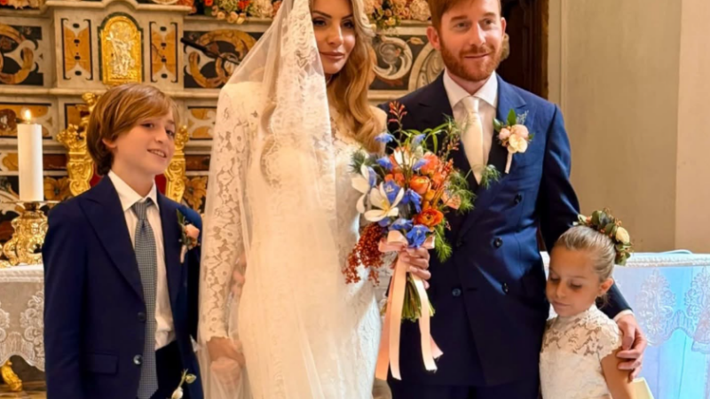 Dalla fascia tricolore all’abito bianco, la “sindaca” di Colle San Magno Valentina sposa a Capri il suo Jordi
