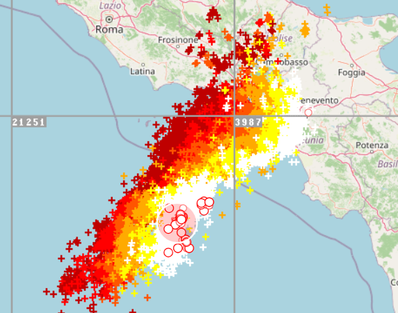 Maltempo: tempesta di fulmini nel golfo di Napoli, la mappa in tempo reale. Scatta l’allerta meteo arancione della protezione civile