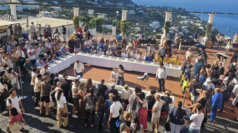 Simultanea di scacchi a Capri con un campione del mondo, straordinario evento a ridosso della Piazzetta. Il video e la voce dei protagonisti