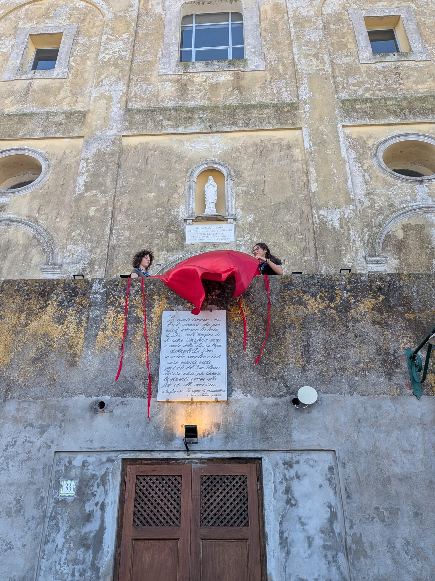 Festa di Santa Teresa, memoria e arte nel cuore di Capri. Restituita alla comunità la stele dedicata a don Angelo Di Pino